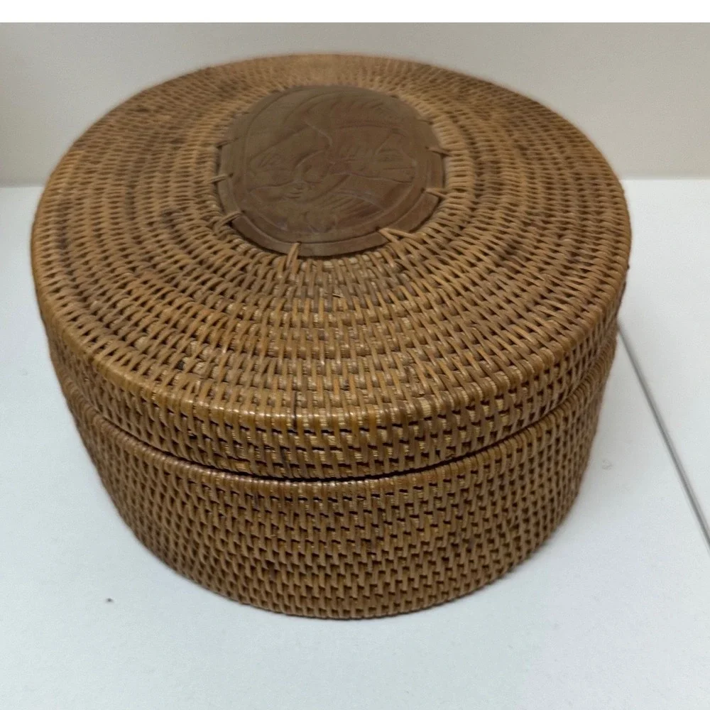 Handwoven Rattan Oval Trinket Basket Box Carved Wood Lid Figure Brown 9.5in